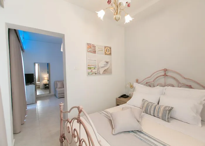 12 Olympian Gods Отель